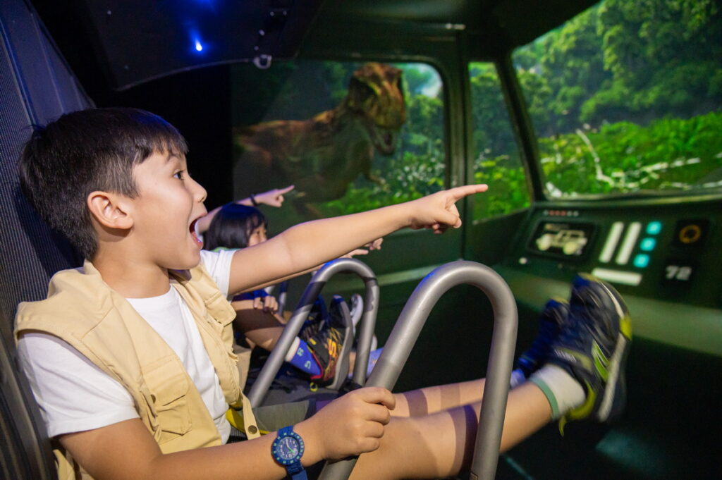 i-Ride飛行劇院擁有全球最先進之獨家六軸體感平台，進場體驗民眾將如同搭乘野生動物園內的無人遊園車