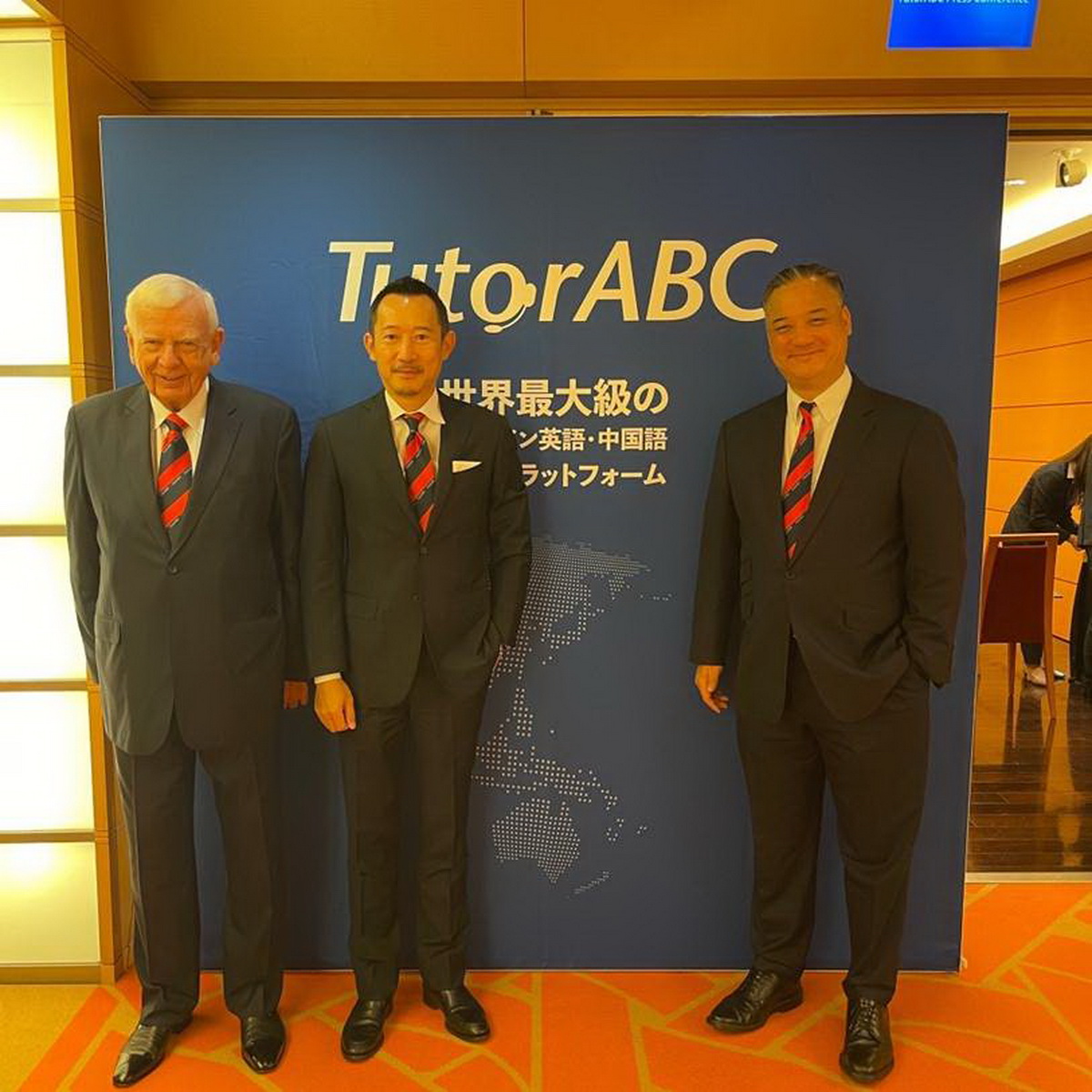 圖說：TutorABC聯合董事長Sam Yang(右)，Office Mugino社長麦野豪(中)，TutorABC聯合董事長Rodney Miles文禮士(左)。