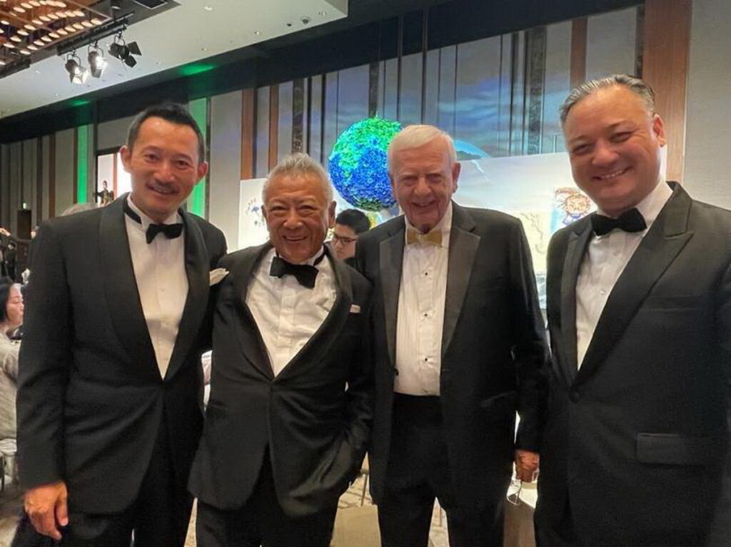 圖說：TutorABC聯合董事長Sam(右一)及Rodney(右二)，參加在東京的第35屆兒童地球基金會慈善晚宴。