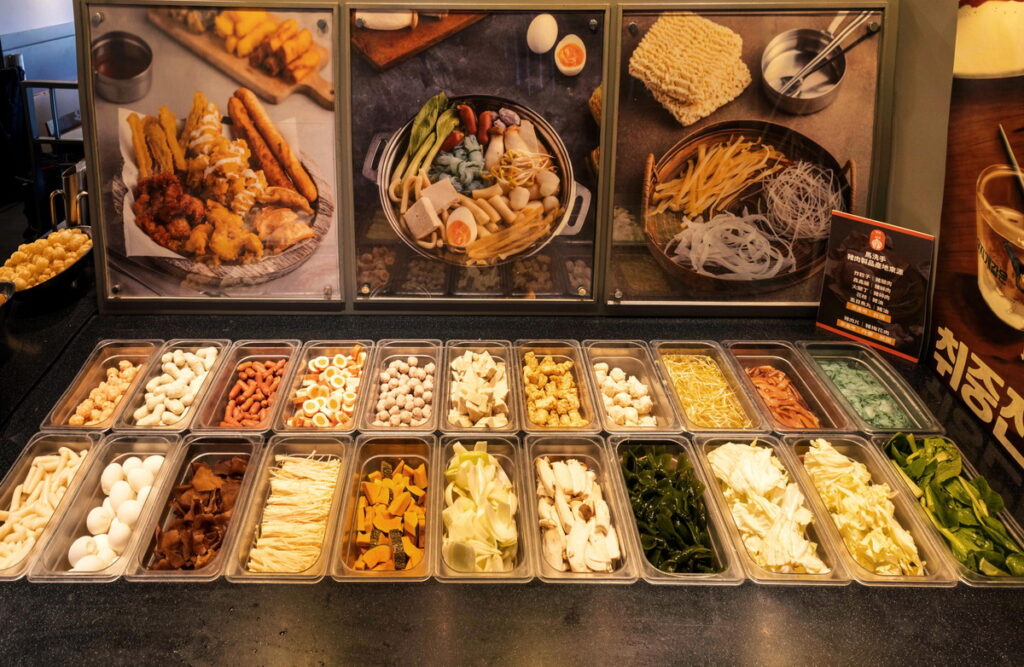 「馬洗手맛 있 어 요」吃到飽韓食火鍋專賣店，提供近40款餐點、火鍋料。