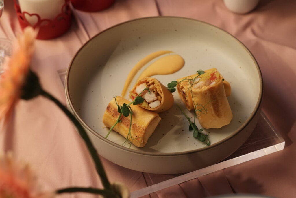 開元廚坊精心製作的西班牙海鮮飯捲「捲捲情意」，展現豐富多層次的海鮮香氣。