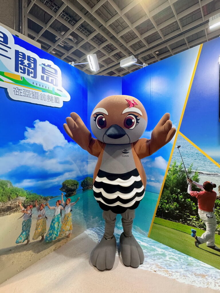 關島吉祥物「可可鳥」首度亮相 模樣萌翻吸引現場民眾爭相拍照