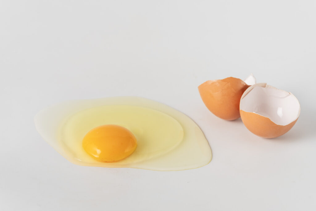 一日三餐+宵夜，是讓母雞生出健康好蛋的關鍵！豐富的養分能讓蛋殼厚實，使蛋黃濃郁、風味香甜！