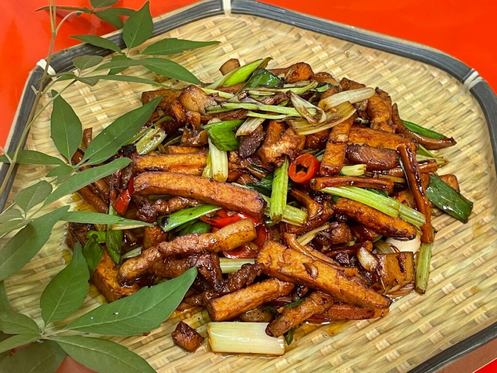 加入甲仙小農所種植的黃菁葉及在地特產綠竹筍的傳統客家小炒
