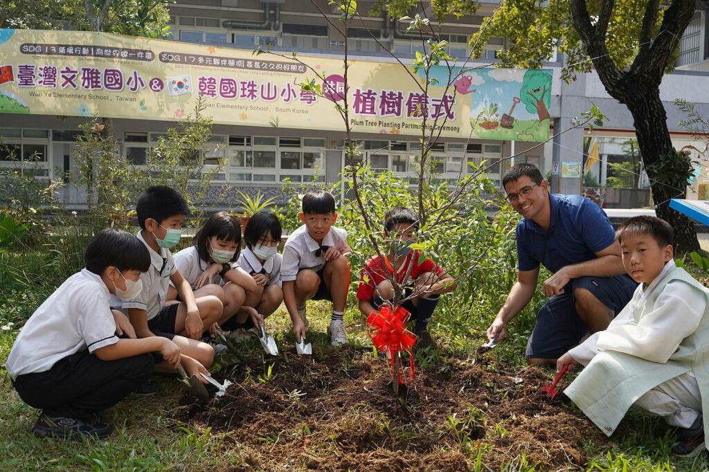 台韓學生植樹合照
