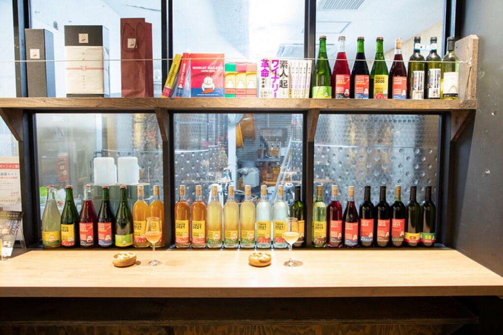 在「深川Winery東京」可以在釀造場試喝到最新鮮的葡萄酒，吸引顧客到現場試喝並購買。（Ⓒ深川Winery東京）警語（禁止酒駕，酒前酒後不開車，安全有保障；未滿十八歲禁止飲酒）