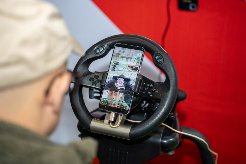 17飆車車WirForce挑戰賽，全球第一款近乎即時互動賽車跑酷遊戲