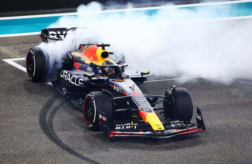 -Max Verstappen在F1收官戰阿布達比大賽再次奪下冠軍，在終點線燒胎慶祝。(來源：Red Bull)
