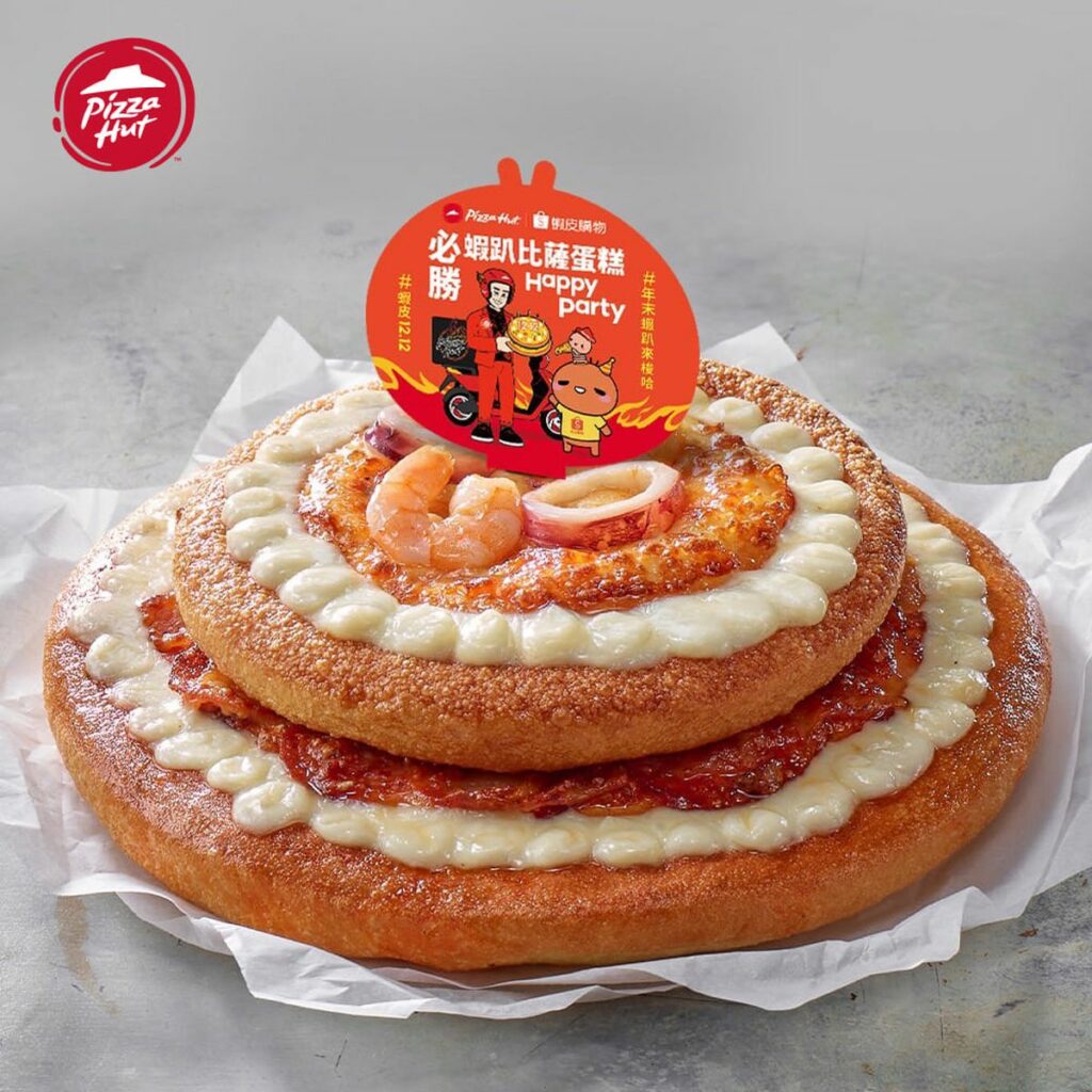 必勝客與蝦皮購物首度聯手驚喜推出「必勝蝦趴比薩蛋糕」，以豪華雙層蛋糕為造型設計，首創雙層比薩，讓你一次享有海陸雙重奏
