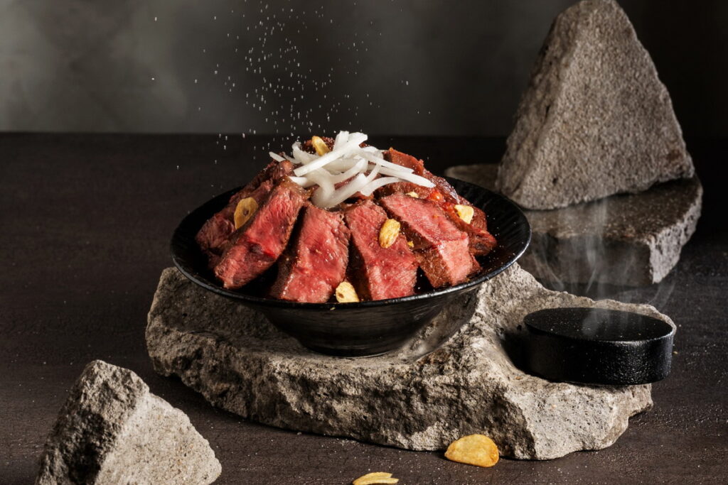 歡慶南投埔里門市開幕，推出全新極上大勢牛排丼，用餐還附加熱石，定價460元