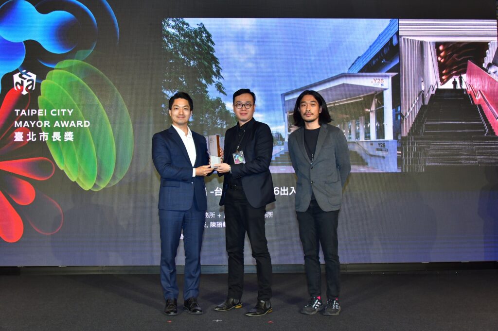 蔣萬安市長(左)頒發最高榮譽臺北市長獎予獲獎團隊