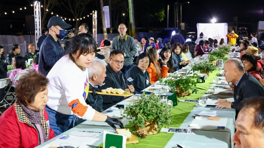 獅潭鄉主辦的仙草主題吸引了上百人賓客到場感受獅潭鄉飲食文化與人文。