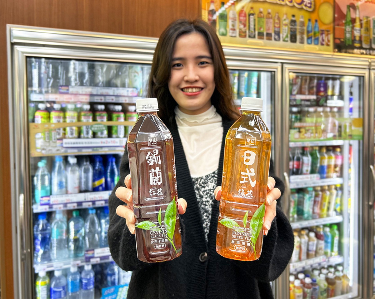 搶攻黑色購物節商機，12月12日前萊爾富推出樂法聯名新品「日式綠茶」與「錫蘭紅茶」享任選買1送1。