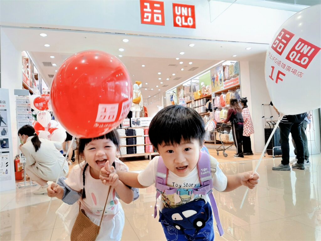 新店開幕獨家活動，小朋友來店即贈氣球，消費滿2,000元將獲得一個多功能吊掛收納包，滿2,500元玩幸運轉轉樂。