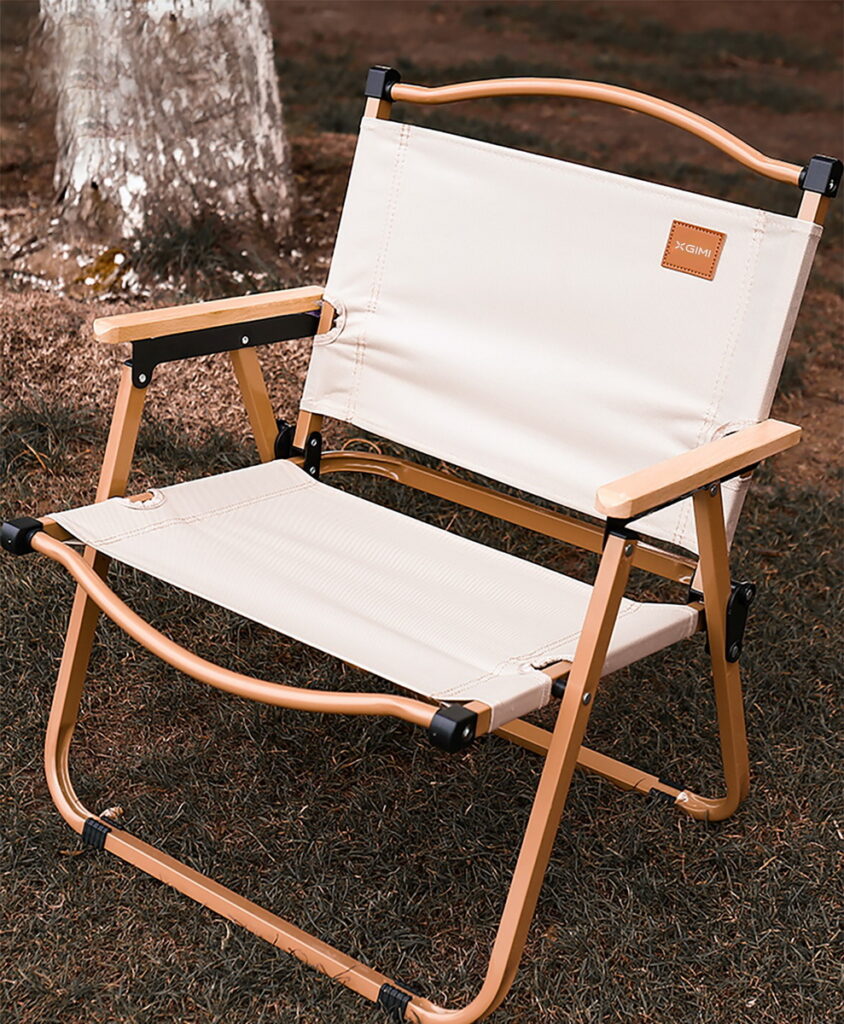 淡金質感露營椅採摺疊設計，不占空間且方便攜帶。