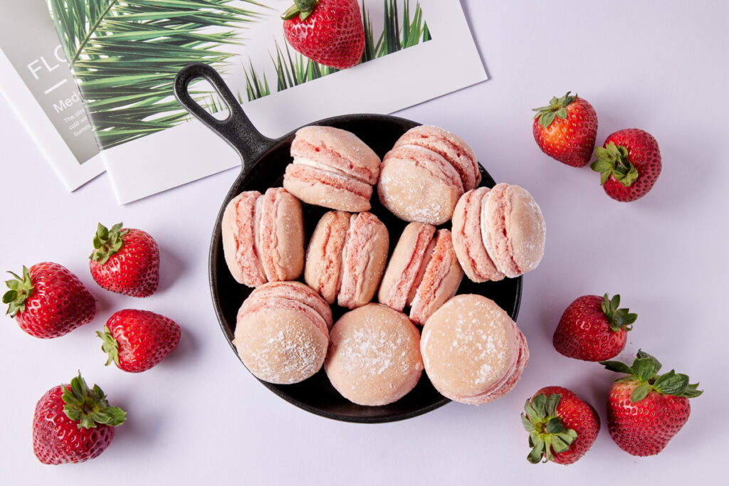 草莓生乳達茲用慢火熬煮草莓及北海道奶油，一口咬下草莓蛋糕和北海道奶油酸甜香氣撲鼻