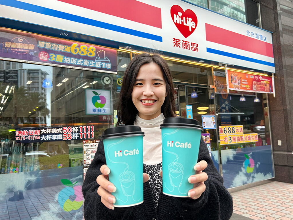 萊爾富看好甜蜜商機，即日起至12月12日門市推出Hi Café大杯冰熱蜂蜜風味拿鐵、大杯熱醇脆黑糖拿鐵任選2杯88元。