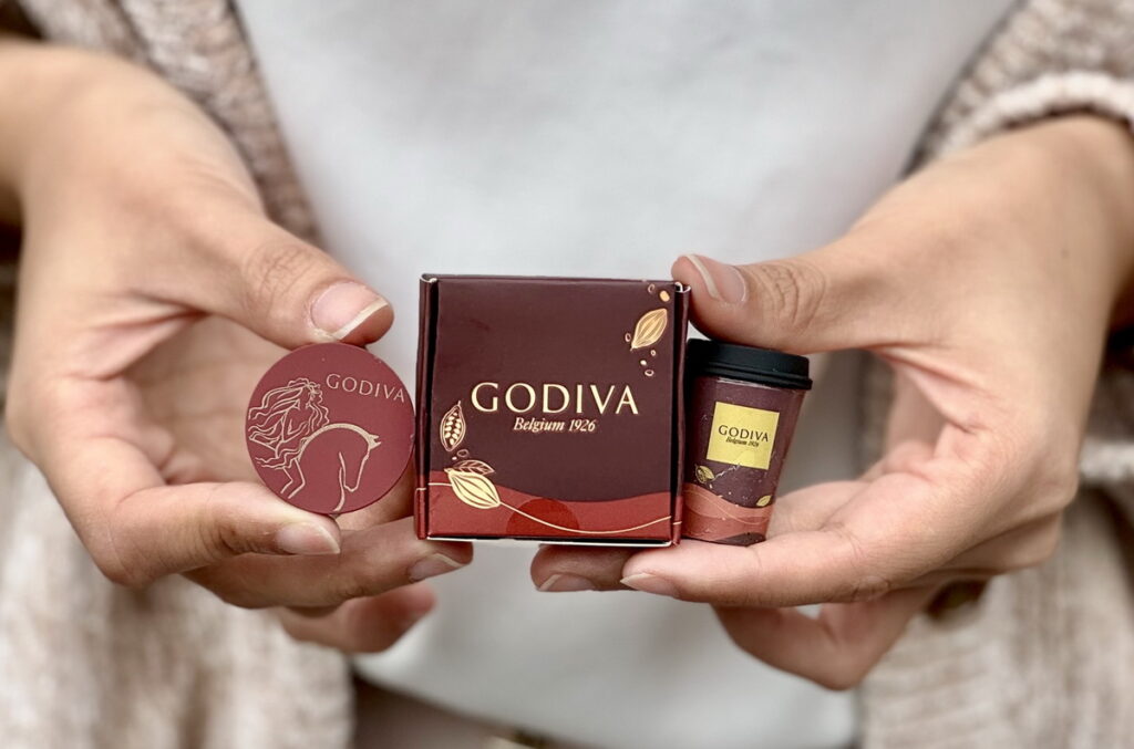 購買一杯「GODIVA迦納熱巧克力」就送GODIVA獨家設計造型磁鐵，採盲盒隨機贈送，贈完為止。