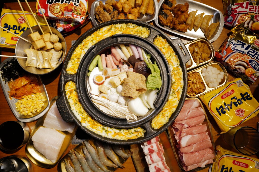 韓國傳統小吃年糕、醬拌雞塊、魚板、韓式泡麵等，幾乎將韓國街頭小吃搬來新竹，讓消費者吃一餐抵三餐。