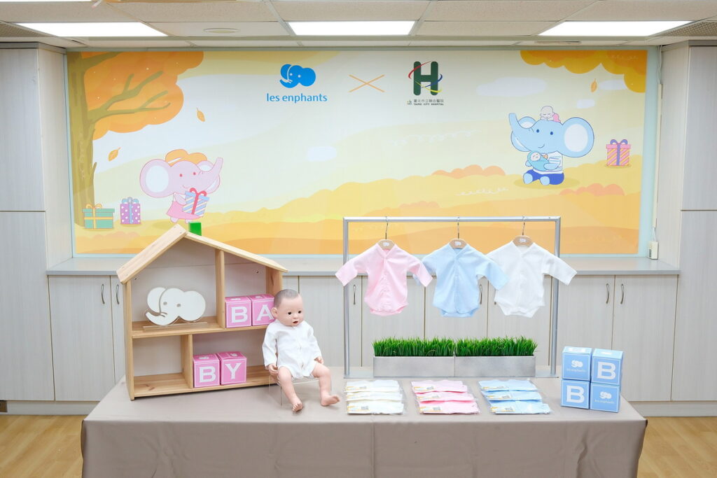 麗嬰房「早產兒包屁衣」捐贈計畫已邁入第五年，於今年11月8日贈與臺北市立聯合醫院和平婦幼院區共117件新衣