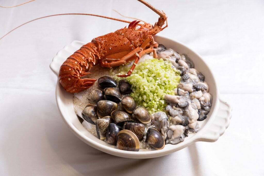 「游水活龍蝦海鮮粥」被譽為老饕經典菜