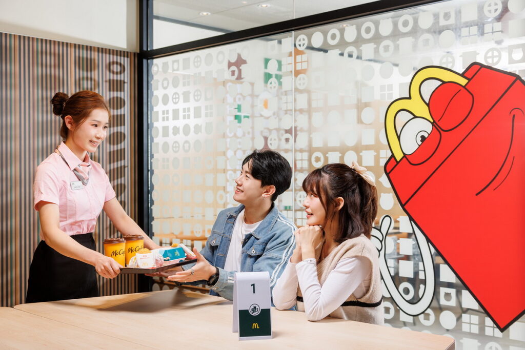 台北民生餐廳提供款待大使送餐到桌服務，關注消費者需求，提供最與時俱進的服務！