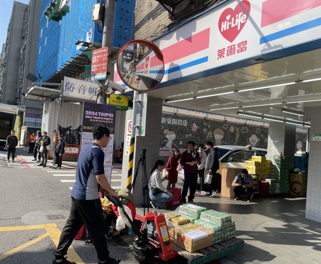 迎跨年萊爾富信彩店拆除大門、櫥窗玻璃、冰箱門