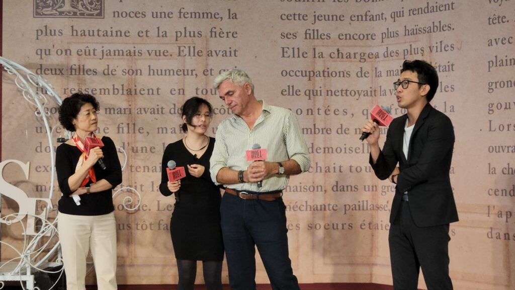 藝術總監邱瑗主持藝術暢談,法國導演羅杭.佩利(Laurent Pelly)、旅德指揮林勤超,暢談《灰姑娘》製作內容。(圖/陳惠玲攝影)