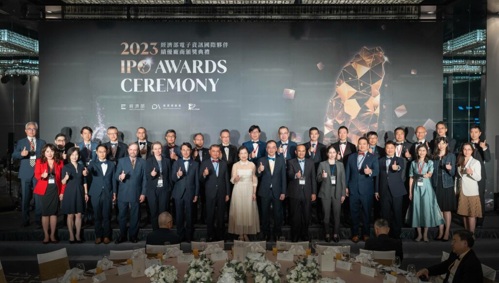 二○二三經濟部電子資訊國際夥伴績優廠商頒獎典禮,由經濟部長王美花頒發七大獎項予二十家國際大廠。(圖文/經濟部提供)