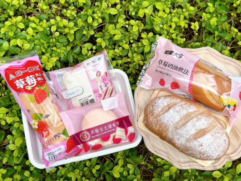 .7-ELEVEN自12月27日起將推出5款粉紅包裝的草莓麵包