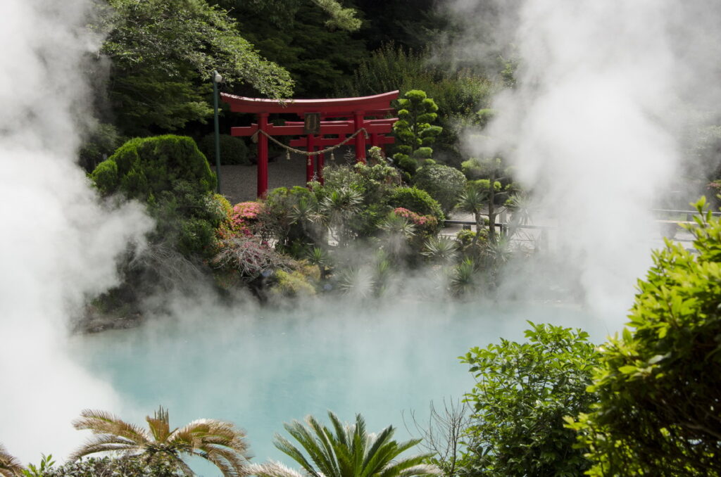 日本別府是享有「日本溫泉之都」美名的度假城市。(圖片由Booking.com提供)