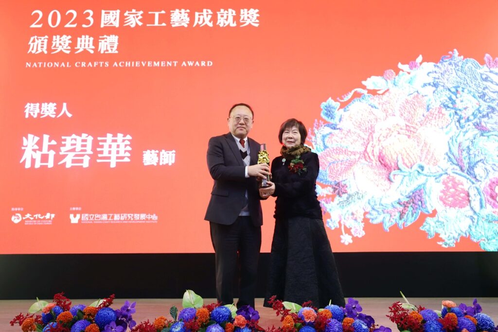 文化部長史哲（左）頒發「國家工藝成就獎」獎座予粘碧華藝師。（圖/工藝中心提供）