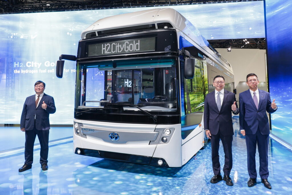 TOYOTA總代理和泰汽車12月28日於《2024台北新車暨新能源車特展》舉辦TOYOTA H2 CITY GOLD預賞會 (左起為日本豐田汽車天羽光洋部長、和泰汽車蘇純興總經理及和泰汽車商用車營業本部葉嘉涵本部長)