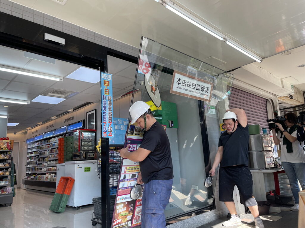 迎跨年萊爾富信彩店拆除大門、櫥窗玻璃