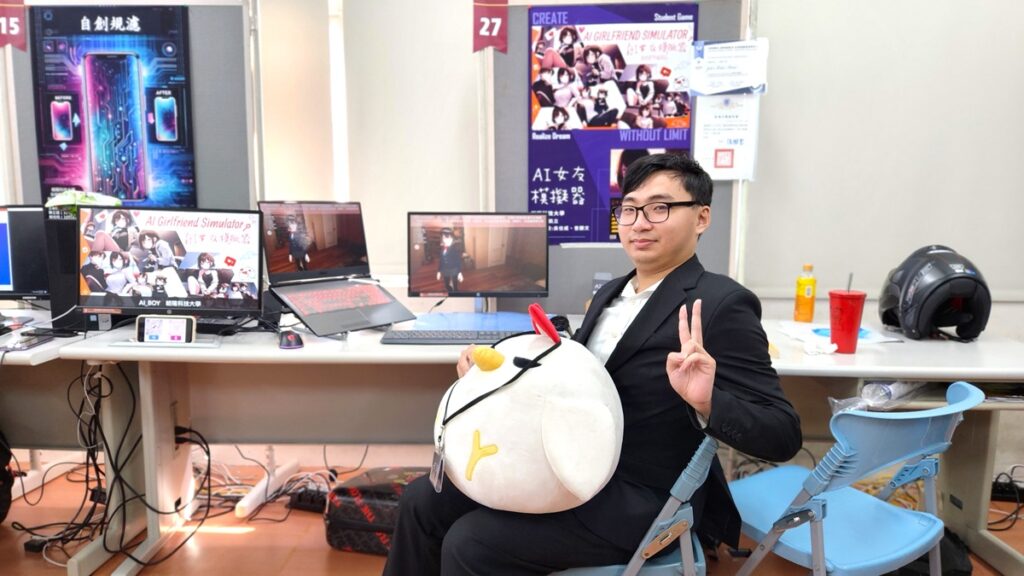 資管系學生王凱立分享畢業作品「AI女友模擬器」。（圖/陳惠玲攝影）