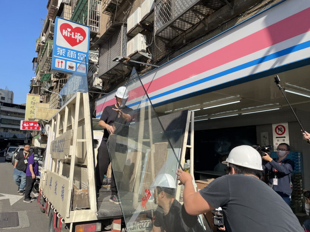 迎跨年萊爾富信彩店拆除大門、櫥窗玻璃、冰箱門