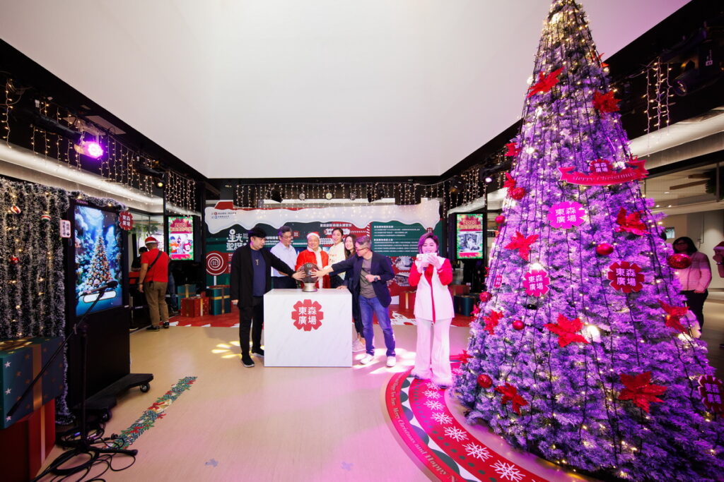 東森集團15日舉行聖誕點燈儀式，聖誕樹一點亮，為台北車站東森廣場增添節慶氛圍，王令麟也頒獎給東森廣場聖誕布置競賽獲獎的中國科大視傳系學生們。