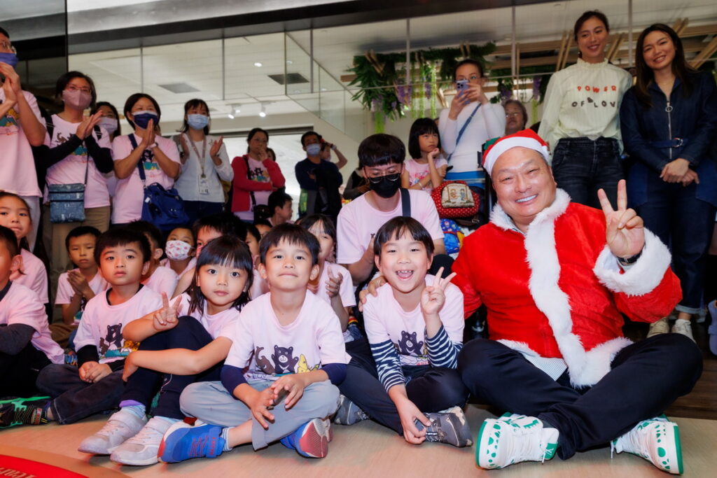 「東森爸爸」王令麟化身聖誕老公公，與長期關懷的偏鄉學童一起同樂，氣氛相當溫馨。