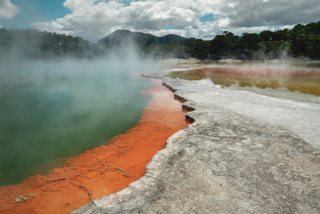 紐西蘭「羅托魯阿」以熱氣繚繞的間歇泉、冒泡的泥漿池與毛利人的原住民文化聞名。(圖片由Booking.com提供)