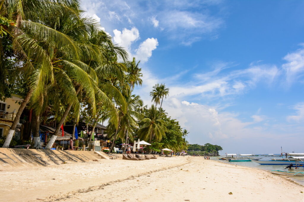 1.菲律賓「邦勞」以白沙海灘、世界一流的潛水地點和豐富的戶外活動聞名。(圖片由Booking.com提供)