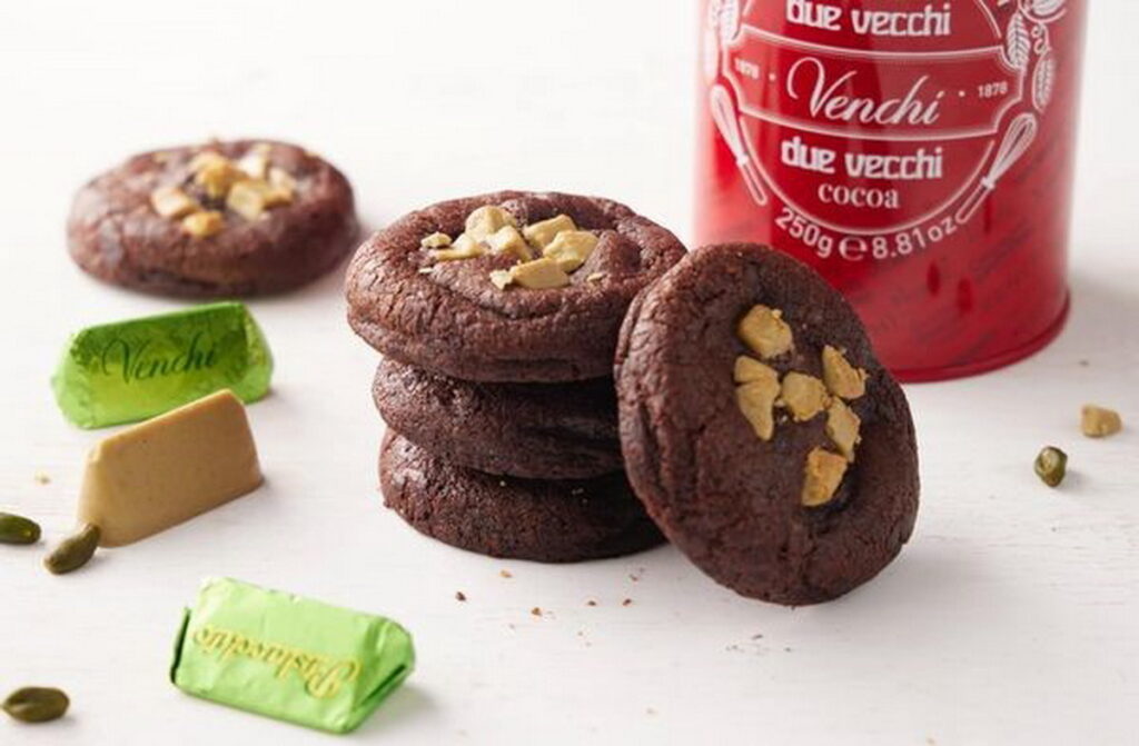 Aunt Stella 詩特莉嚴選義大利進口 Venchi 巧克力及可可粉製出開心果巧克力軟餅乾。