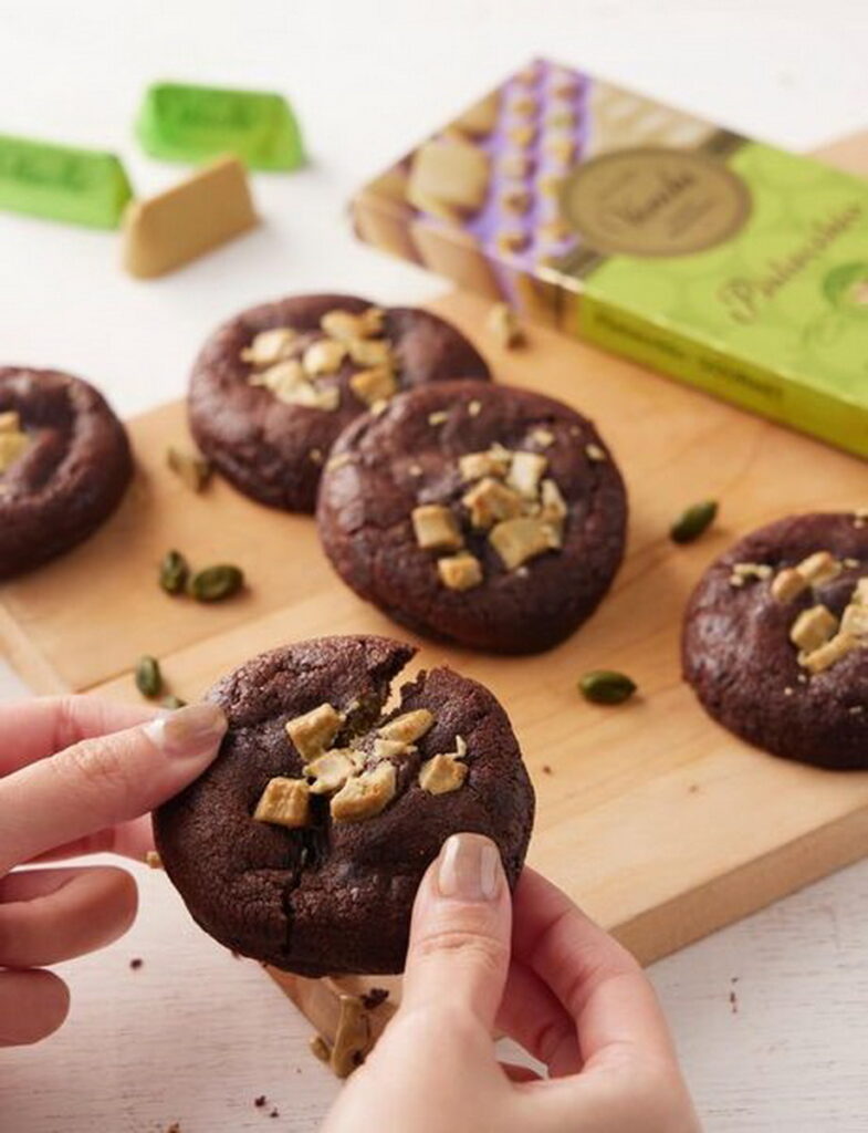 Aunt Stella 詩特莉將於 12 月 14 日推出與 Venchi 聯名的全新手作開心果巧克力軟餅乾。