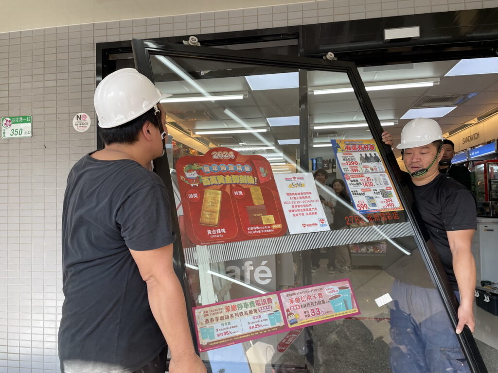 迎跨年萊爾富信彩店拆除大門、櫥窗玻璃