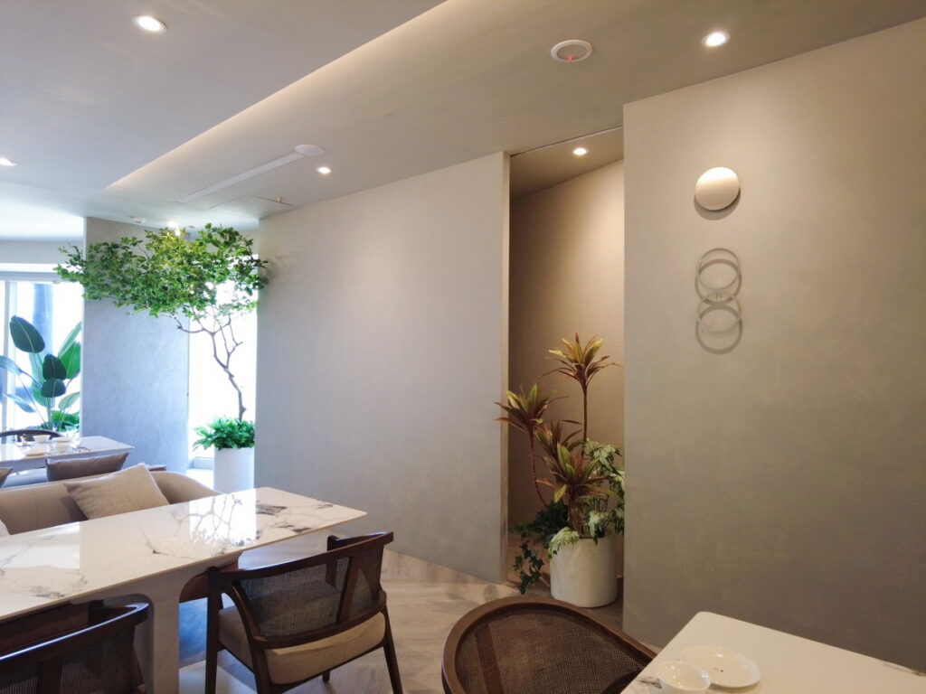 「點八粵」的用餐空間經過精心設計，既有舒適的用餐區域，也有獨立圓桌包廂，貼切滿足了不同用餐顧客的需求。