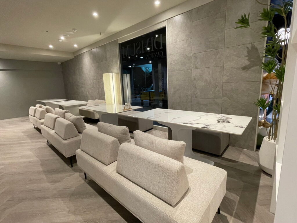 「點八粵」的用餐空間經過精心設計，既有舒適的用餐區域，也有獨立圓桌包廂，貼切滿足了不同用餐顧客的需求。