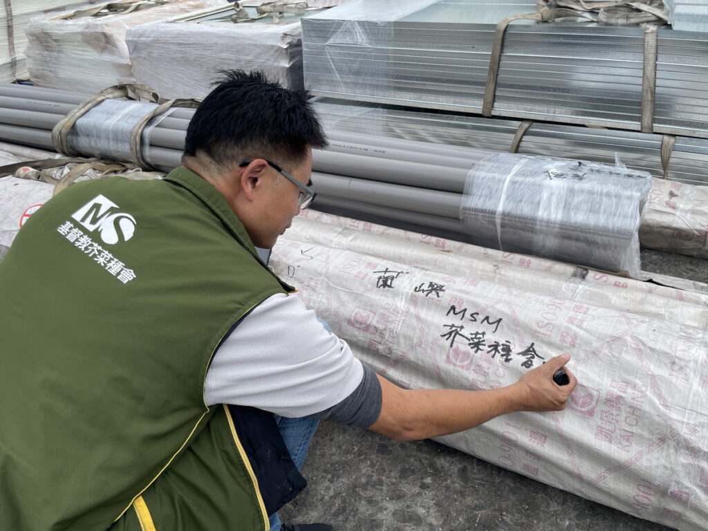 總重10噸的修繕建材，上週陸續從台東富岡漁港坐船送往蘭嶼（芥菜種會提供）
