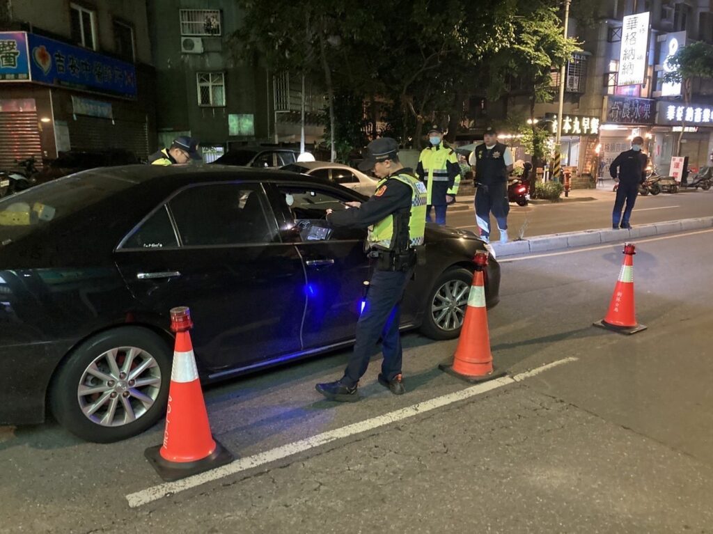 樹林警分局為淨化選前治安,昨晚動用40名警力執行擴大臨檢勤務