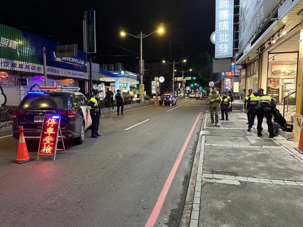 樹林警分局為淨化選前治安,昨晚動用40名警力執行擴大臨檢勤務