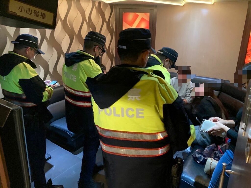 樹林警分局為淨化選前治安,昨晚動用40名警力執行擴大臨檢勤務