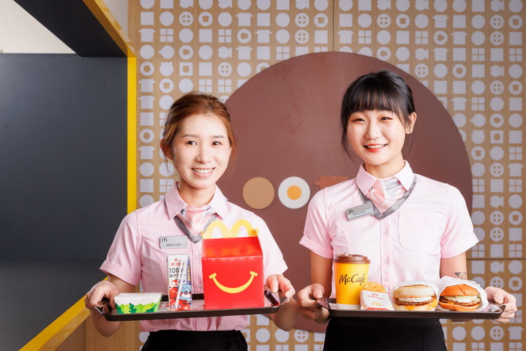 麥當勞正視「人」為最重要的基石，款待大使將慇懃款待的精神內化在心中，給予消費者暖心服務。